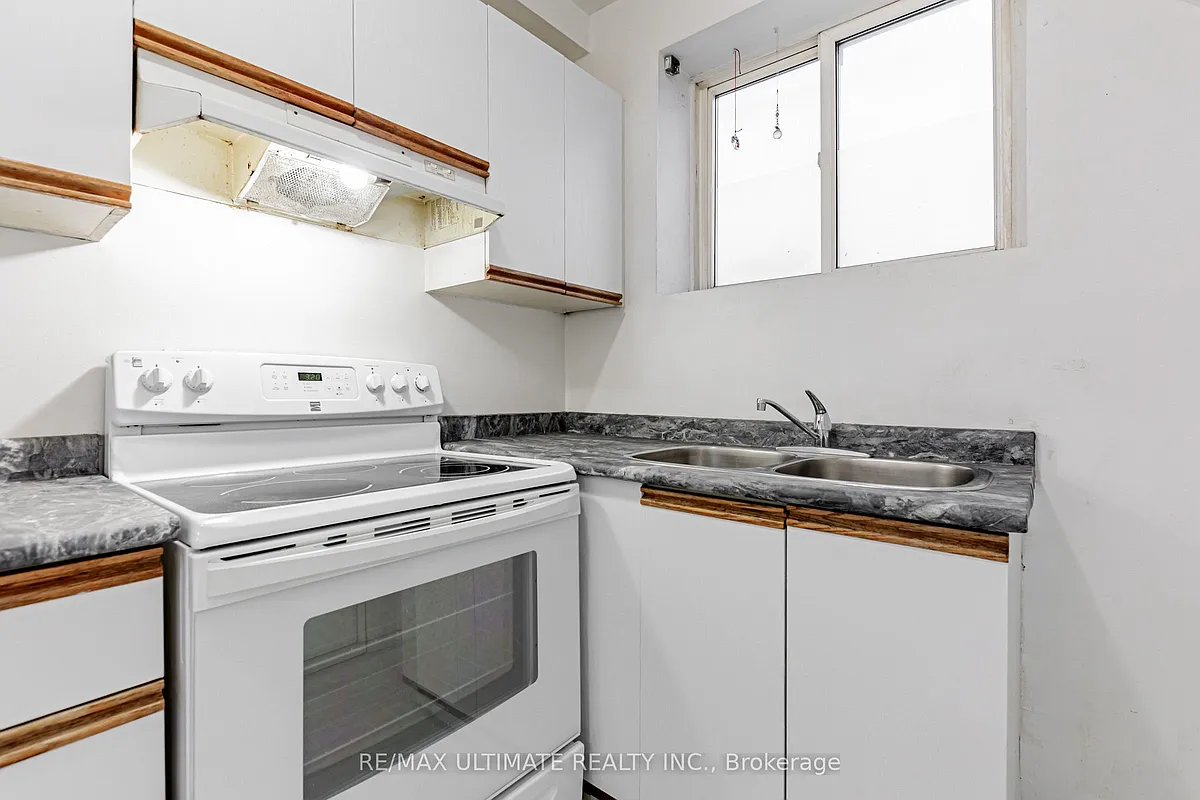 Building Photo - 996 Queen St E #4