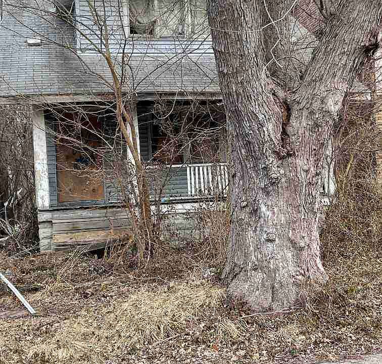 121 E Greendale