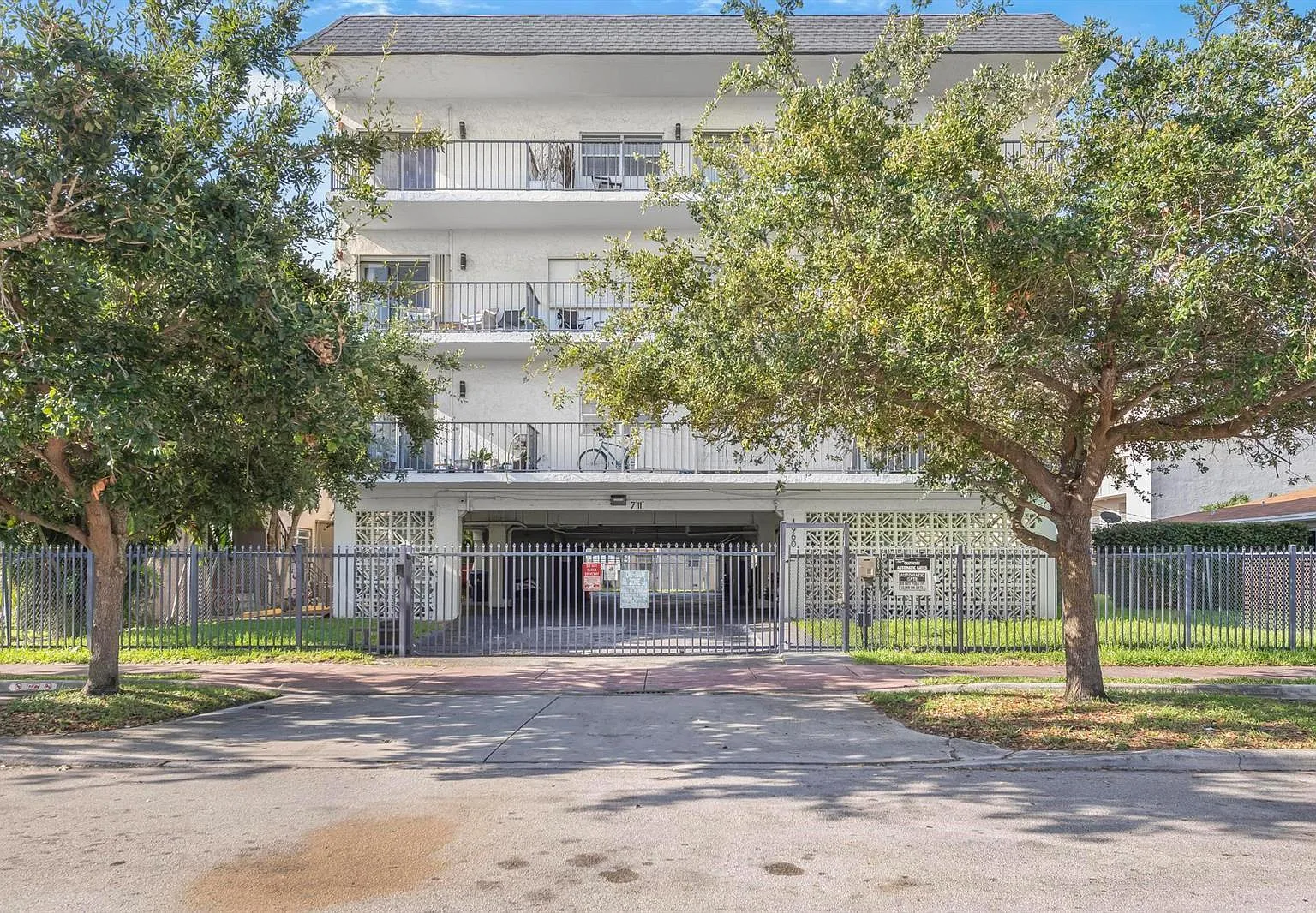 1960 Marseille Drive - 303 — Photo 2