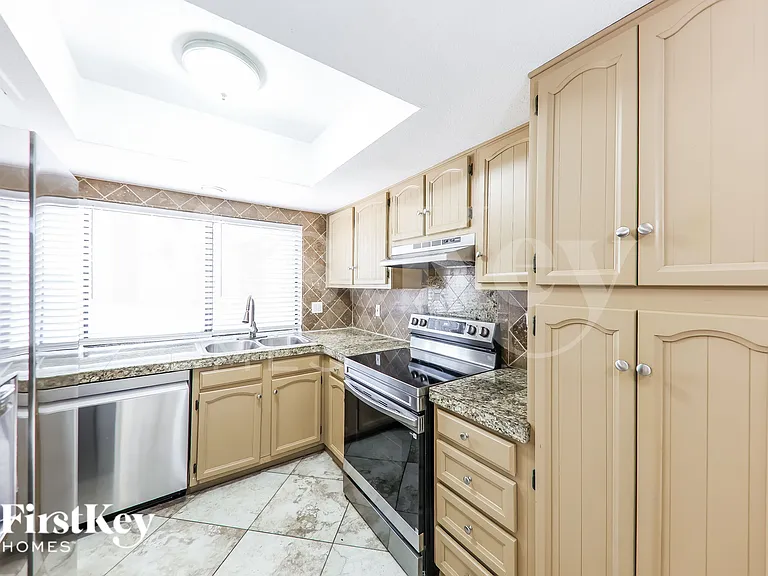 5203 W Sandra Ter — Photo 6