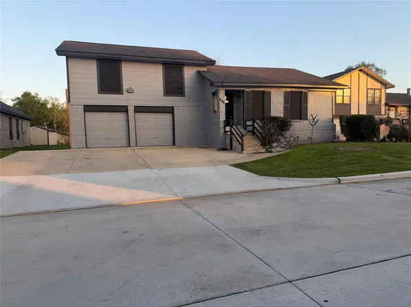 215 Briarcreek St, Clute, TX 77531