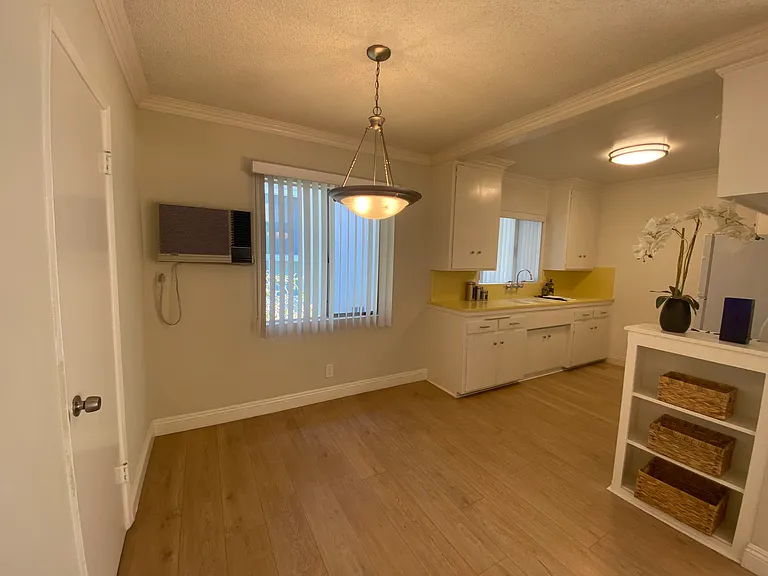 122 N Wetherly Dr #5 — Photo 6