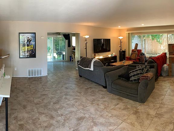 Large Living room, 25' x 18'