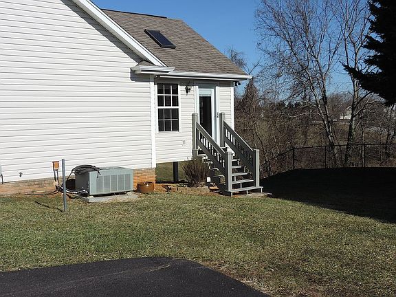 3rd image of 105 Pinebark Dr