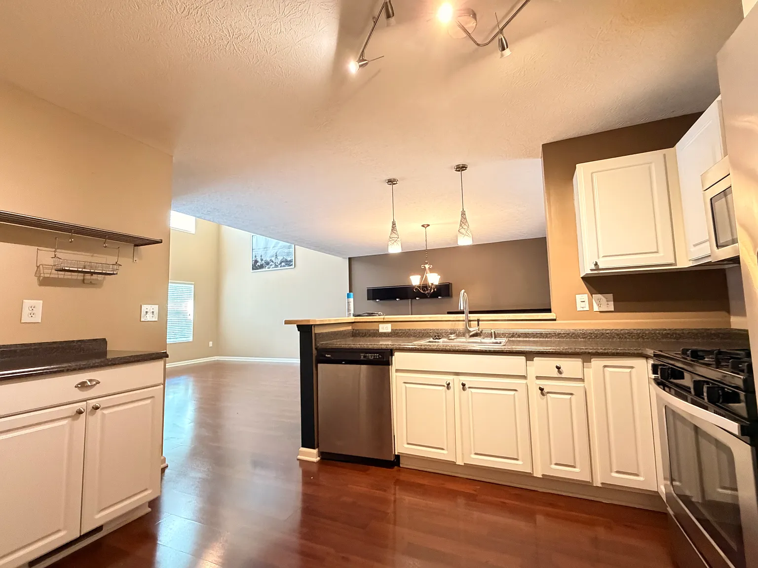 2 bed, 2000 sqft, $2,300 — Photo 1