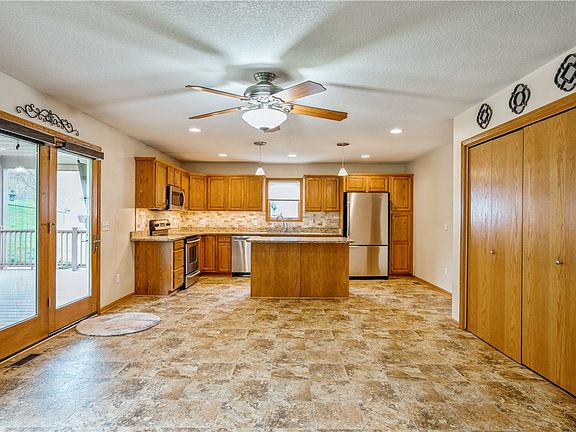 5th image of 950 Woodland Dr