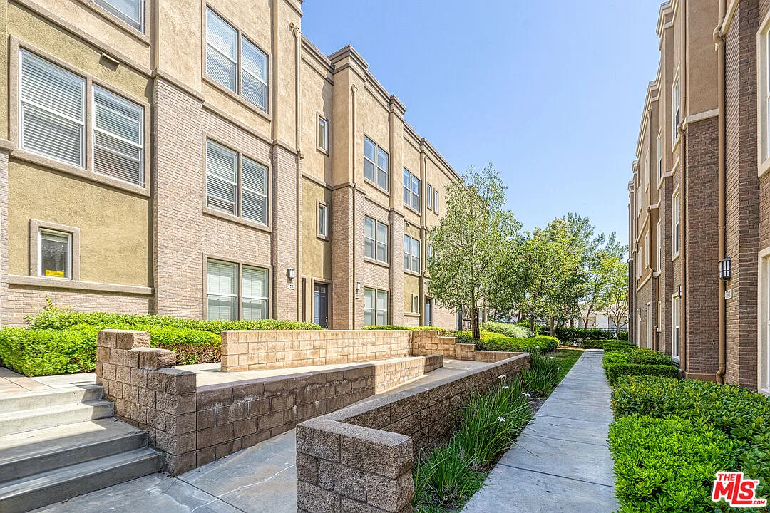 3 bed, 2.0 bath, 1777 sqft, $4,200 — Photo 3