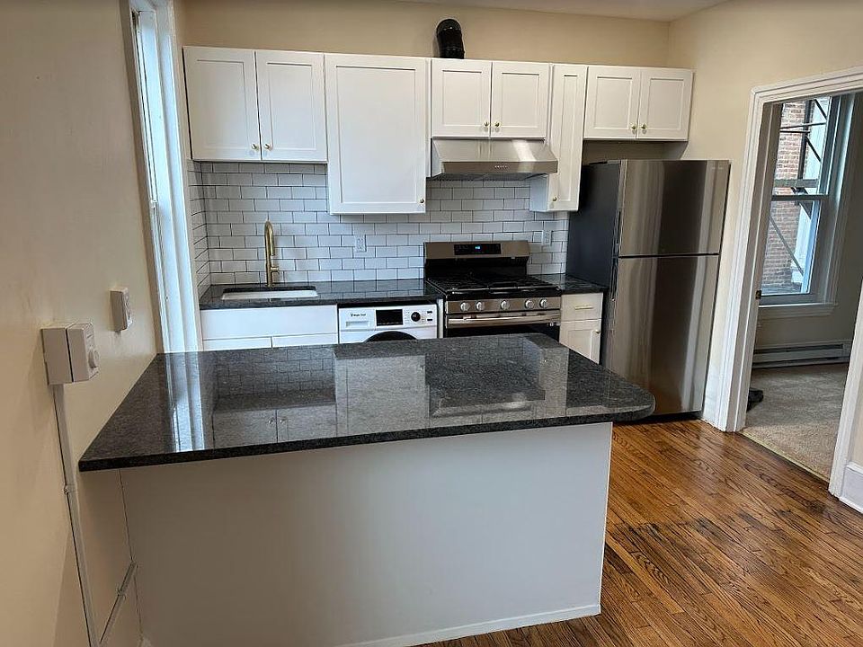 1st image of 918 N Madison St APT 3