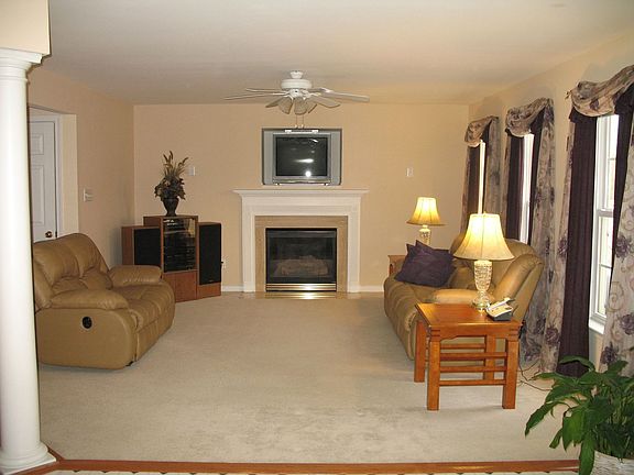 Family Room (18x15) w/ TV niche, ceiling fan, gas fireplace & blower