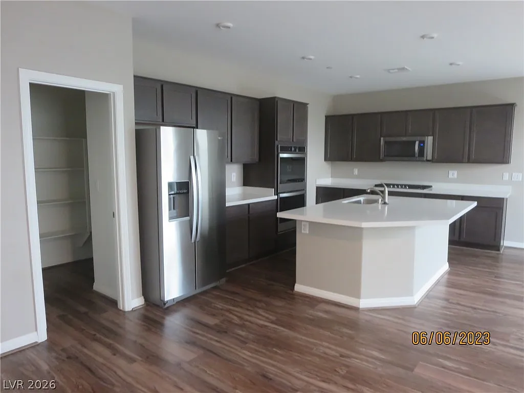 4 bed, 2.5 bath, 2278 sqft, $2,300 — Photo 4