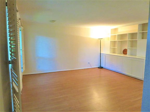 4th image of 1385 Country Place Dr