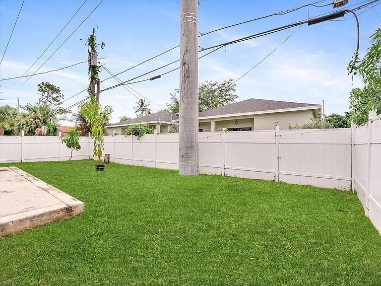 2848 NW 9th Pl — Photo 28