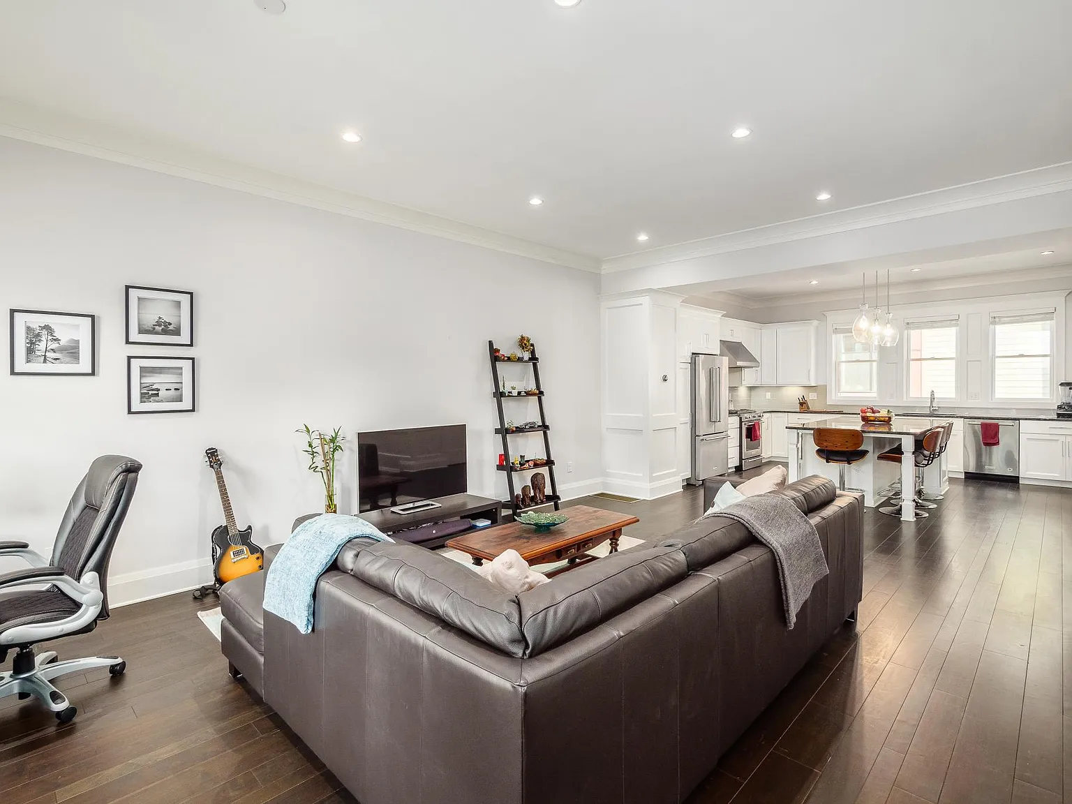 3 bed, 3.5 bath, 2000 sqft, $4,100 — Photo 4