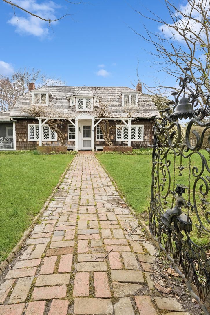  WALKWAY WITH GATE
