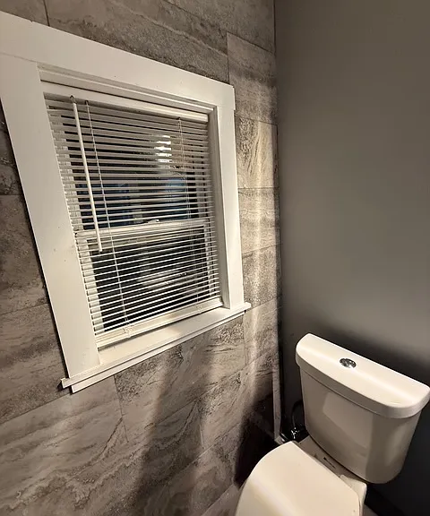 BATHROOM TOILET & WINDOW