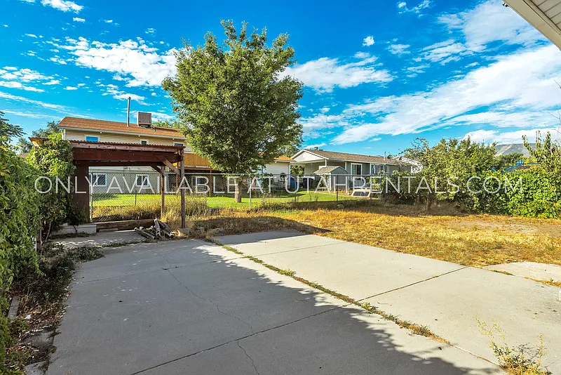 7 bed, 3.0 bath, 2156 sqft, $2,800 — Photo 3