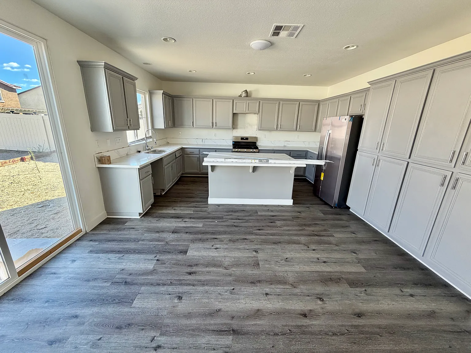 5 bed, 3283 sqft, $3,100 — Photo 2