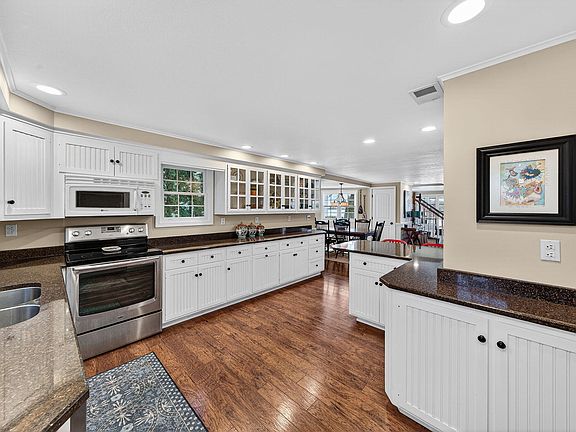 3rd image of 20775 Decatur St