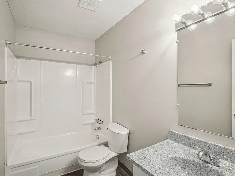 6823 N Broadway St — Photo 15
