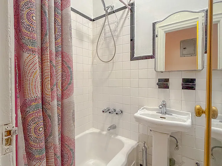 423 Fenimore St #2F — Photo 4