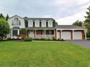 5860 Forest Creek Dr, East Amherst, NY 14051