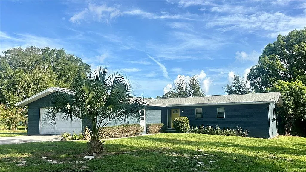 3 bed, 2.0 bath, 1856 sqft, $1,700 — Photo 1