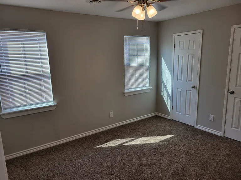 214 Glasgow Dr — Photo 10