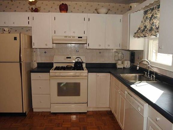 2nd image of 28 Hawthorne Dr