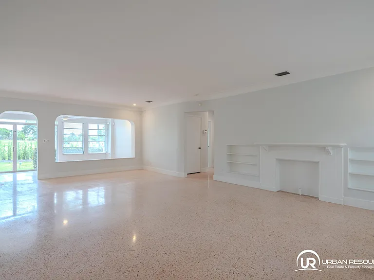 475 S Shore Dr — Photo 2