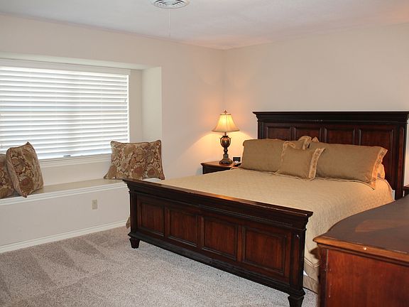 5th image of 802 Woodland West Dr