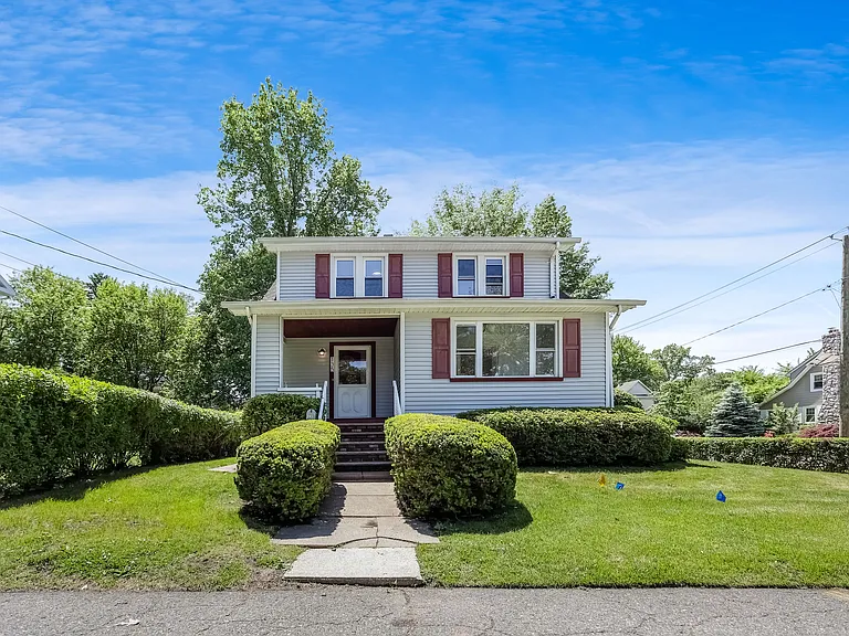 135 E Linden Ave — Photo 1