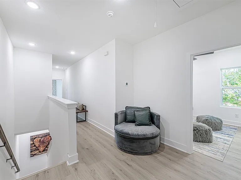 7806 Comal St #B — Photo 11