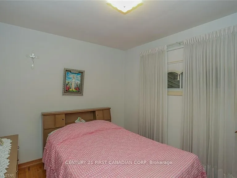 268 Burlington Cres — Photo 6