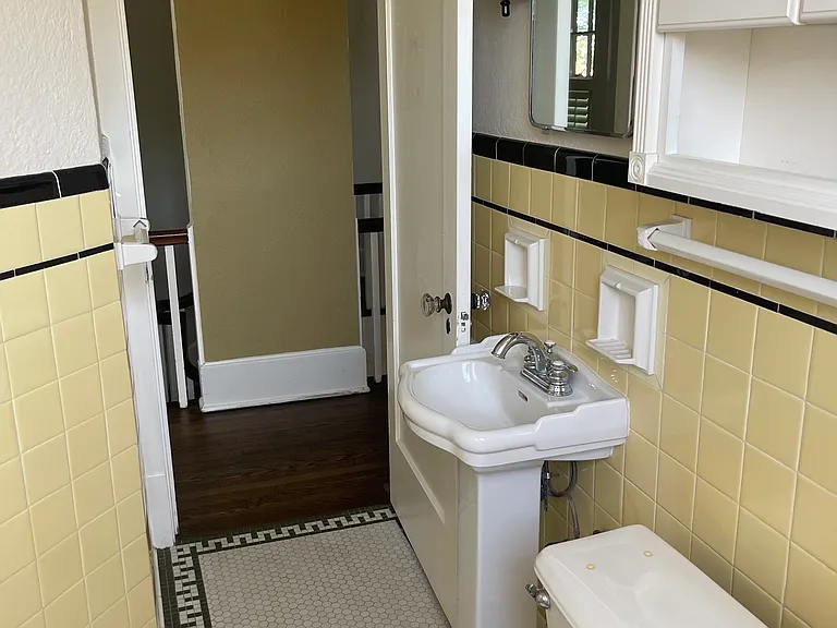 1124 N Spring St — Photo 33
