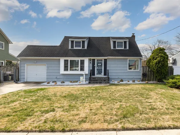 4 Prade Lane, Massapequa Park, NY 11762