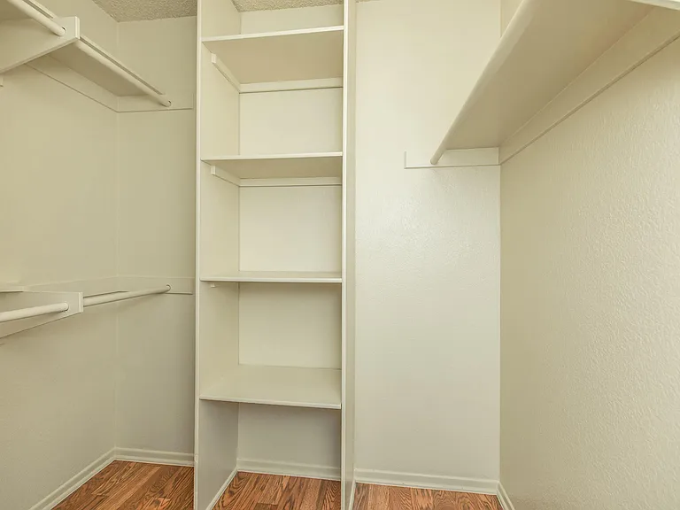 Harbor Pointe Apartments — Photo 19
