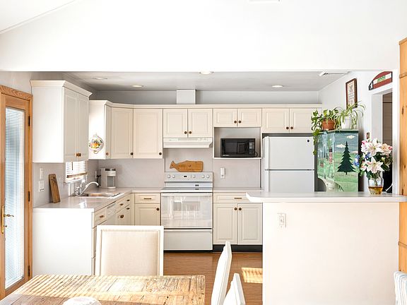 5th image of 26 Round Pond Ln