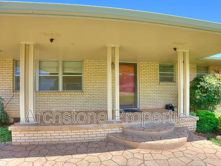 3121 Lakeside Dr — Photo 3