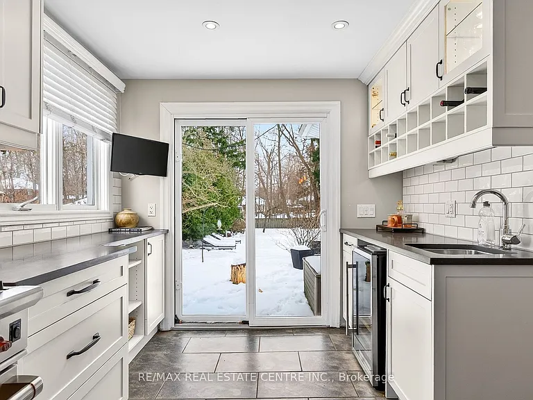 582 Cedar Ave — Photo 5