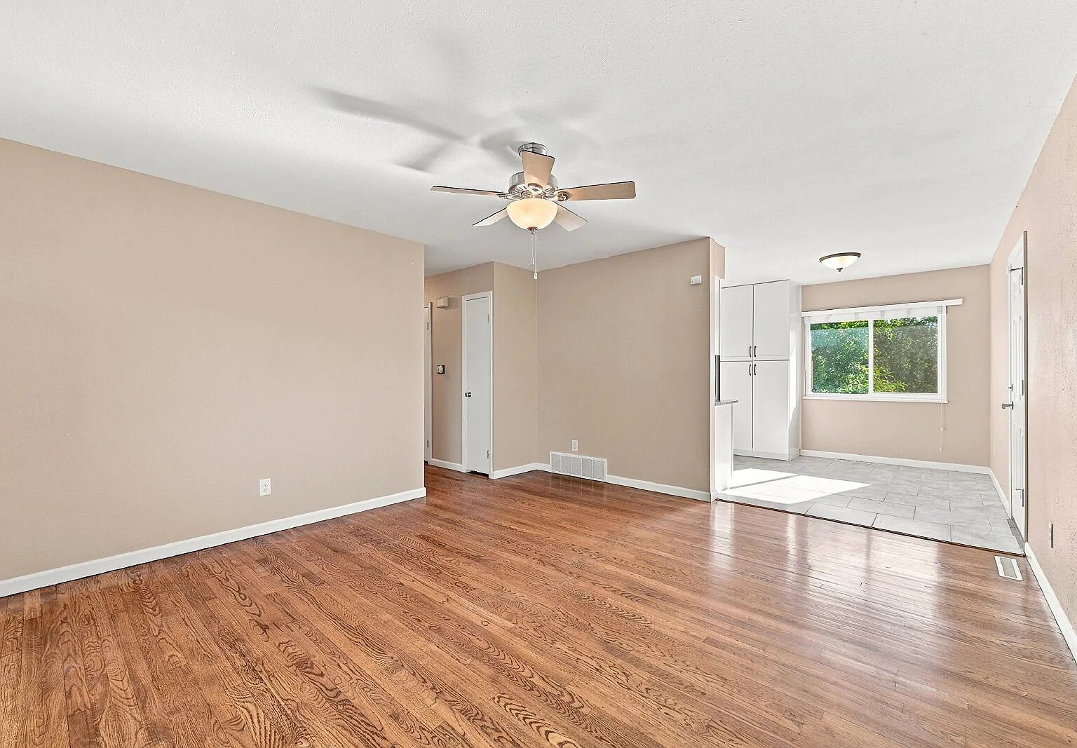5 bed, 2.5 bath, 1819 sqft, $2,196 — Photo 4
