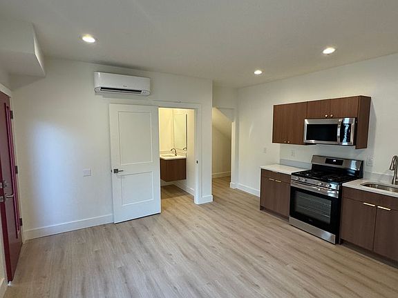 5th image of 2809 SE Washington St #1C