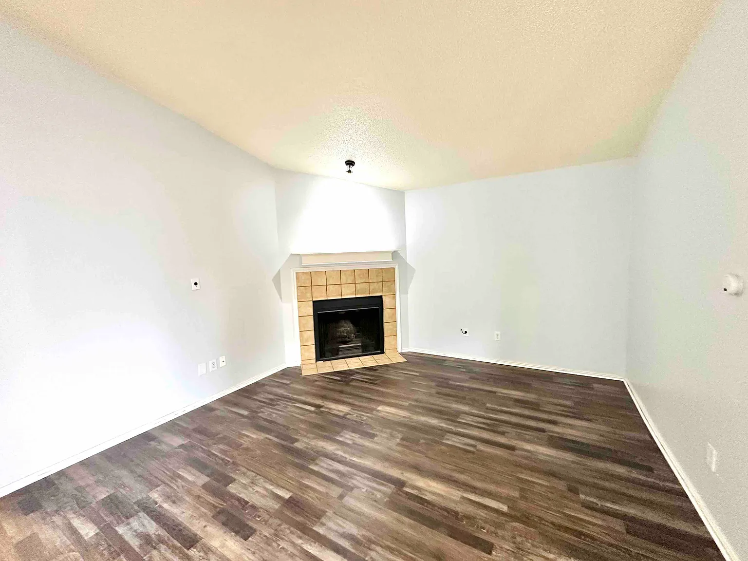 2 bed, 1.5 bath, 920 sqft, $1,750 — Photo 2