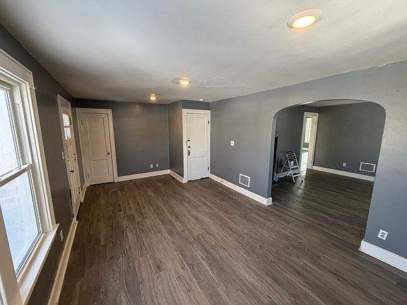 2nd image of 221 Marguerite Ave APT 2