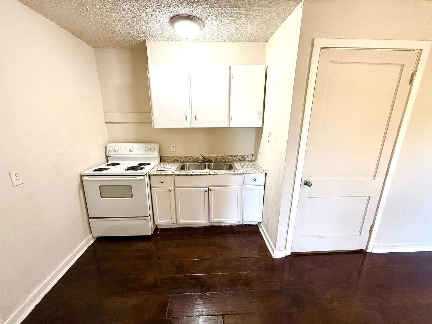 1-Bedroom Unit Near The Alamodome & Downtown San Antonio! Section 8 Accepted — Photo 4