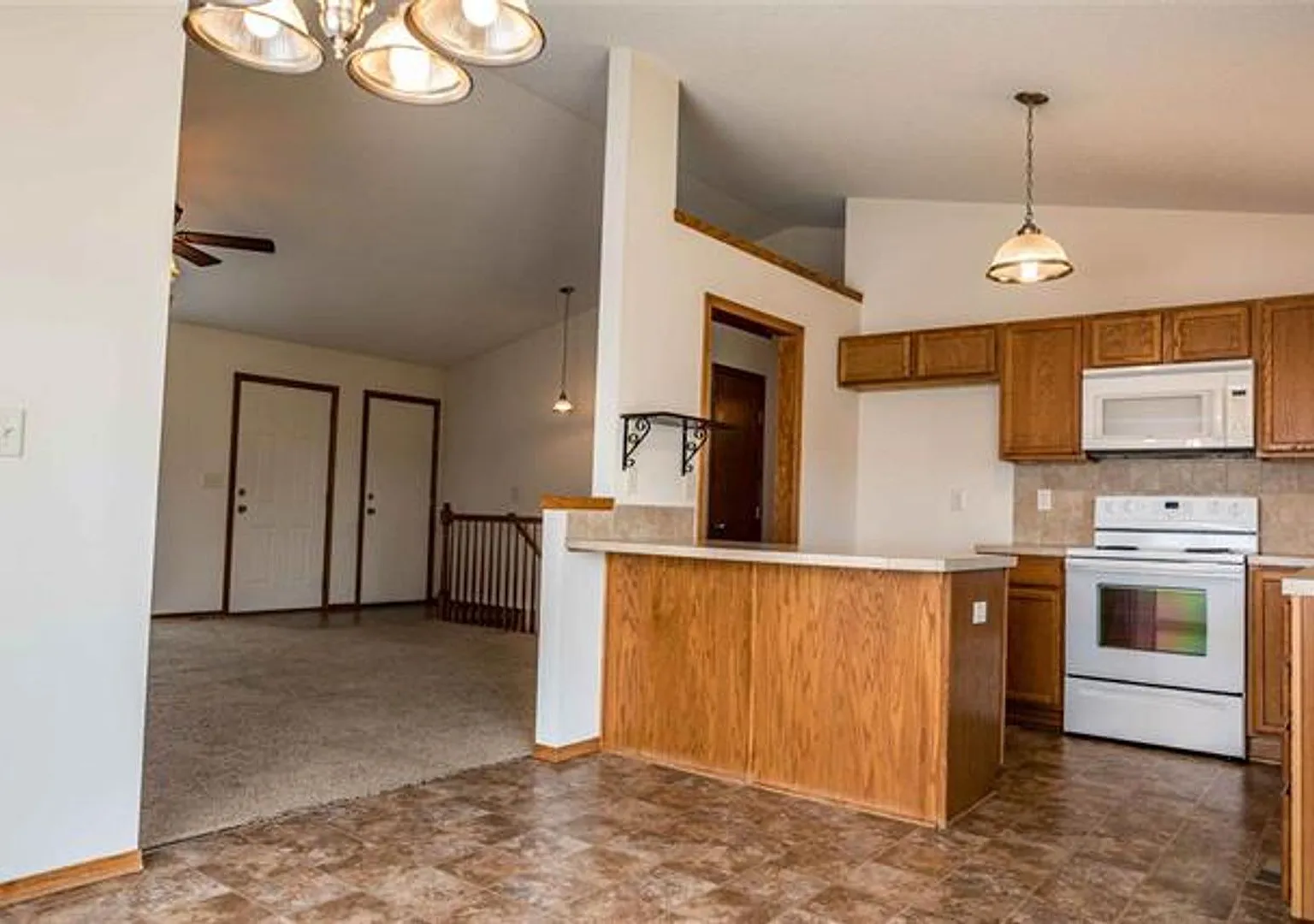 11818 W Wilkinson Ct - 3 Bedroom, 3 Bathroom Home with 3 Car Garage - $1,900 — Photo 3