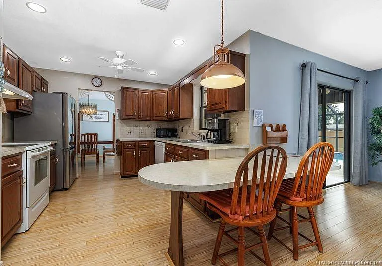 160 SE Duxbury Ave — Photo 12