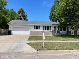 5003 4th Ave N, Grand Forks, ND 58203