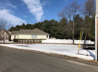 13 Caddyshack Dr, Chicopee, MA 01020