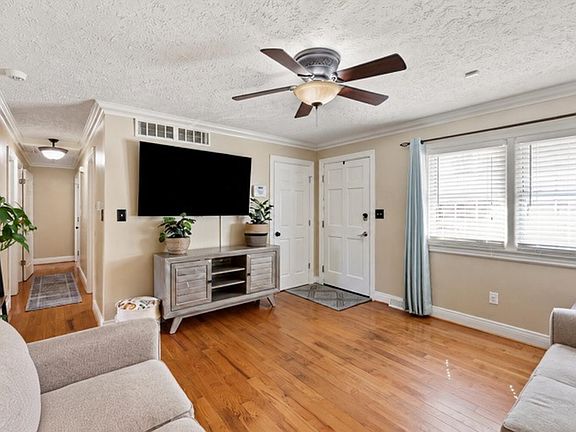 5th image of 325 E Tiverton Way