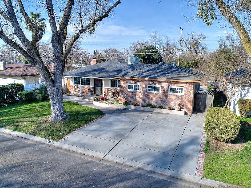 1413 Maplewood Dr photo 1